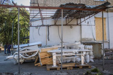 Sumy, Ukrayna, 30 Eylül 2024 Sumy 'deki Saint Panteleimon Tıp Merkezi' ne yapılan saldırıdan sonra en az sekiz kişi öldü. Hastaneye Shahed kamikaze dronları çarpmış..