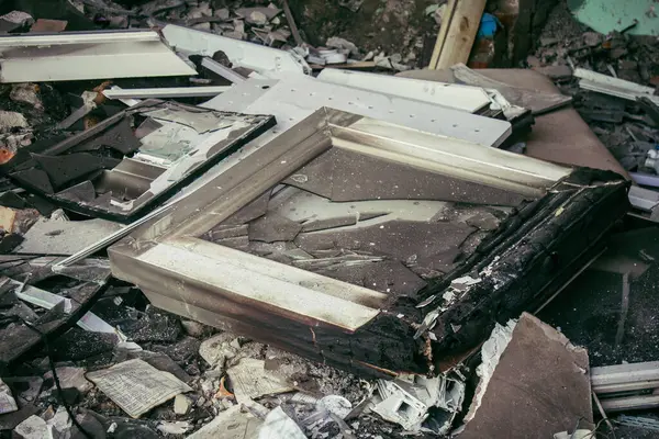 Sumy, Ukrayna, 30 Eylül 2024 Sumy 'deki Saint Panteleimon Tıp Merkezi' ne yapılan saldırıdan sonra en az sekiz kişi öldü. Hastaneye Shahed kamikaze dronları çarpmış..