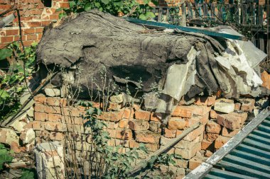 Sumy Oblastı, Ukrayna, Ekim 04, 2024 Sumy Oblastı 'ndaki Hasarlı Ev. Bu tampon bölge tehlikeli ve Rusya sınırı yakınlarındaki bölgede öfkeyle mücadele ediyor..