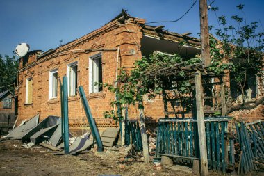 Sumy Oblastı, Ukrayna, Ekim 04, 2024 Sumy Oblastı 'ndaki Hasarlı Ev. Bu tampon bölge tehlikeli ve Rusya sınırı yakınlarındaki bölgede öfkeyle mücadele ediyor..