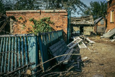 Sumy Oblastı, Ukrayna, Ekim 04, 2024 Sumy Oblastı 'ndaki Hasarlı Ev. Bu tampon bölge tehlikeli ve Rusya sınırı yakınlarındaki bölgede öfkeyle mücadele ediyor..