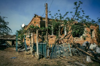 Sumy Oblastı, Ukrayna, Ekim 04, 2024 Sumy Oblastı 'ndaki Hasarlı Ev. Bu tampon bölge tehlikeli ve Rusya sınırı yakınlarındaki bölgede öfkeyle mücadele ediyor..