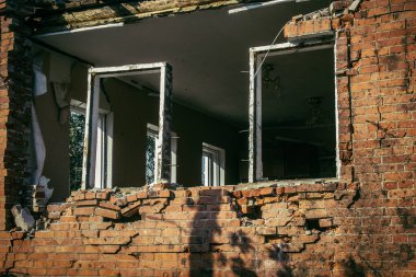 Sumy Oblastı, Ukrayna, Ekim 04, 2024 Sumy Oblastı 'ndaki Hasarlı Ev. Bu tampon bölge tehlikeli ve Rusya sınırı yakınlarındaki bölgede öfkeyle mücadele ediyor..