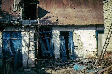 Sumy Oblastı, Ukrayna, Ekim 04, 2024 Sumy Oblastı 'ndaki Hasarlı Ev. Bu tampon bölge tehlikeli ve Rusya sınırı yakınlarındaki bölgede öfkeyle mücadele ediyor..