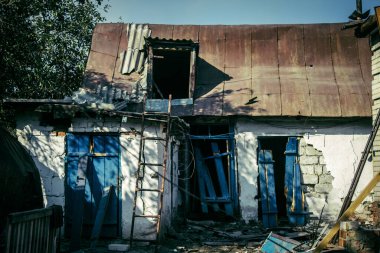 Sumy Oblastı, Ukrayna, Ekim 04, 2024 Sumy Oblastı 'ndaki Hasarlı Ev. Bu tampon bölge tehlikeli ve Rusya sınırı yakınlarındaki bölgede öfkeyle mücadele ediyor..