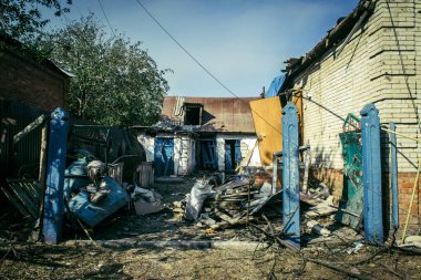 Sumy Oblastı, Ukrayna, Ekim 04, 2024 Sumy Oblastı 'ndaki Hasarlı Ev. Bu tampon bölge tehlikeli ve Rusya sınırı yakınlarındaki bölgede öfkeyle mücadele ediyor..
