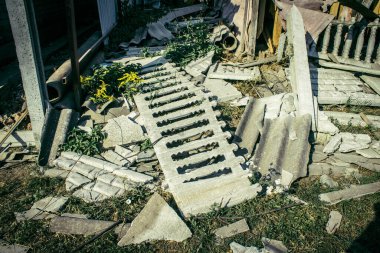 Sumy Oblastı, Ukrayna, Ekim 04, 2024 Sumy Oblastı 'ndaki Hasarlı Ev. Bu tampon bölge tehlikeli ve Rusya sınırı yakınlarındaki bölgede öfkeyle mücadele ediyor..