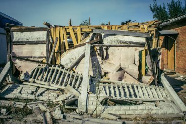 Sumy Oblastı, Ukrayna, Ekim 04, 2024 Sumy Oblastı 'ndaki Hasarlı Ev. Bu tampon bölge tehlikeli ve Rusya sınırı yakınlarındaki bölgede öfkeyle mücadele ediyor..