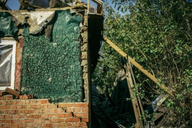 Sumy Oblastı, Ukrayna, Ekim 04, 2024 Sumy Oblastı 'ndaki Hasarlı Ev. Bu tampon bölge tehlikeli ve Rusya sınırı yakınlarındaki bölgede öfkeyle mücadele ediyor..