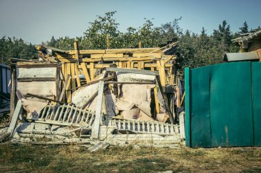 Sumy Oblastı, Ukrayna, Ekim 04, 2024 Sumy Oblastı 'ndaki Hasarlı Ev. Bu tampon bölge tehlikeli ve Rusya sınırı yakınlarındaki bölgede öfkeyle mücadele ediyor..