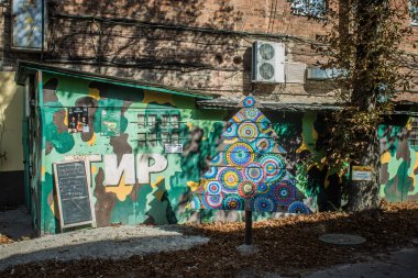 Sumy, Ukrayna, Ekim 04, 2024 Sumy Şehri. Rusya ile savaş sırasında Sumy şehri füzeler tarafından tehdit edildi. Altyapı ve binalar birincil hedeflerdir.