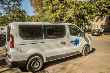 Kharkiv, Ukrayna, Ekim 04, 2024 Kharkiv şehir merkezinde Rusya ile savaş sırasında, Harkiv Rus füzeleri ve sirenlerinin sesi her gün duyuluyor.