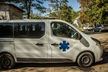 Kharkiv, Ukrayna, Ekim 04, 2024 Kharkiv şehir merkezinde Rusya ile savaş sırasında, Harkiv Rus füzeleri ve sirenlerinin sesi her gün duyuluyor.