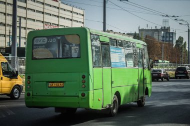 Kharkiv, Ukrayna, Ekim 04, 2024 Otobüs Harkiv sokaklarında ilerliyor. Kamu hizmetleri savaşa ve şehre Rus silahlı kuvvetlerinin saldırısına rağmen faaliyet gösteriyor..