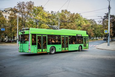 Kharkiv, Ukrayna, Ekim 04, 2024 Otobüs Harkiv sokaklarında ilerliyor. Kamu hizmetleri savaşa ve şehre Rus silahlı kuvvetlerinin saldırısına rağmen faaliyet gösteriyor..