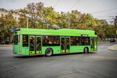 Kharkiv, Ukrayna, Ekim 04, 2024 Otobüs Harkiv sokaklarında ilerliyor. Kamu hizmetleri savaşa ve şehre Rus silahlı kuvvetlerinin saldırısına rağmen faaliyet gösteriyor..