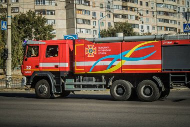 Kharkiv, Ukrayna, Ekim 04, 2024 Bir itfaiye aracı Kharkiv şehir merkezinden geçiyor.