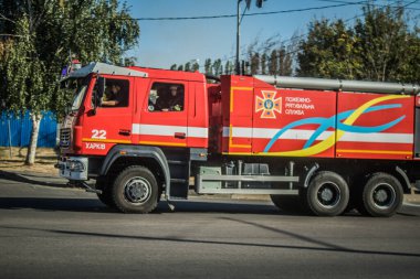 Kharkiv, Ukrayna, Ekim 04, 2024 Bir itfaiye aracı Kharkiv şehir merkezinden geçiyor.