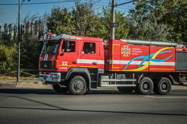 Kharkiv, Ukrayna, Ekim 04, 2024 Bir itfaiye aracı Kharkiv şehir merkezinden geçiyor.