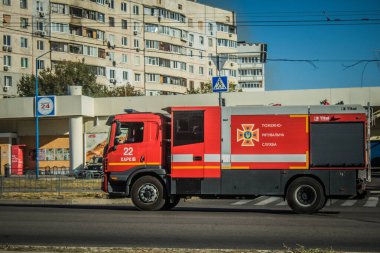 Kharkiv, Ukrayna, Ekim 04, 2024 Bir itfaiye aracı Kharkiv şehir merkezinden geçiyor.