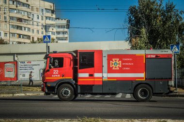 Kharkiv, Ukrayna, Ekim 04, 2024 Bir itfaiye aracı Kharkiv şehir merkezinden geçiyor.