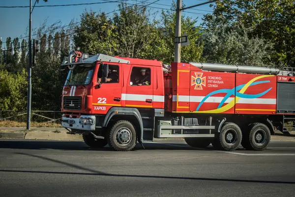 Kharkiv, Ukrayna, Ekim 04, 2024 Bir itfaiye aracı Kharkiv şehir merkezinden geçiyor.