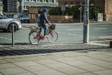 Nuremberg, Almanya, 10 Ekim 2024. Nuremberg 'den bir Alman vatandaşı bisikletini şehir merkezinde sürüyor. Bir ulaşım aracı olarak bisiklet Almanya 'da çok popülerdir..