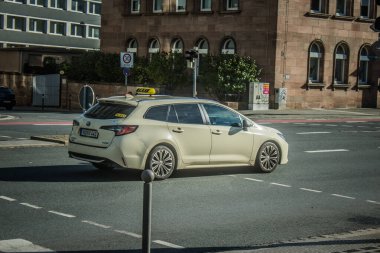 Nuremberg, Almanya, 10 Ekim 2024 Nuremberg 'den bir Alman taksisi şehir merkezinden geçer. Taksiler hızlı dolaşmak için çok popüler ve her zaman ulaşılabilir bir yöntemdir..