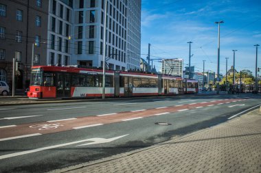 Nuremberg, Almanya, 10 Ekim 2024 Nuremberg 'den gelen bir Alman tramvayı şehir merkezinden geçer. Tramvaylar çok popüler bir modern yoldur ve çok ucuzdur..