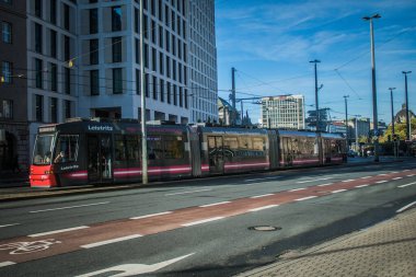 Nuremberg, Almanya, 10 Ekim 2024 Nuremberg 'den gelen bir Alman tramvayı şehir merkezinden geçer. Tramvaylar çok popüler bir modern yoldur ve çok ucuzdur..