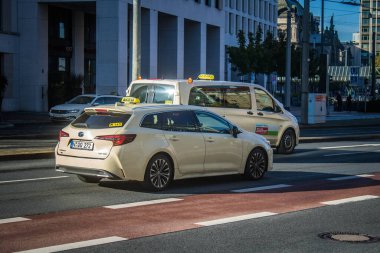 Nuremberg, Almanya, 10 Ekim 2024 Nuremberg 'den bir Alman taksisi şehir merkezinden geçer. Taksiler hızlı dolaşmak için çok popüler ve her zaman ulaşılabilir bir yöntemdir..