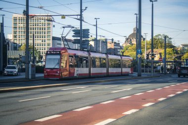 Nuremberg, Almanya, 10 Ekim 2024 Nuremberg 'den gelen bir Alman tramvayı şehir merkezinden geçer. Tramvaylar çok popüler bir modern yoldur ve çok ucuzdur..