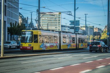 Nuremberg, Almanya, 10 Ekim 2024 Nuremberg 'den gelen bir Alman tramvayı şehir merkezinden geçer. Tramvaylar çok popüler bir modern yoldur ve çok ucuzdur..