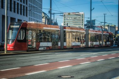 Nuremberg, Almanya, 10 Ekim 2024 Nuremberg 'den gelen bir Alman tramvayı şehir merkezinden geçer. Tramvaylar çok popüler bir modern yoldur ve çok ucuzdur..