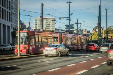 Nuremberg, Almanya, 10 Ekim 2024 Nuremberg 'den bir Alman taksisi şehir merkezinden geçer. Taksiler hızlı dolaşmak için çok popüler ve her zaman ulaşılabilir bir yöntemdir..