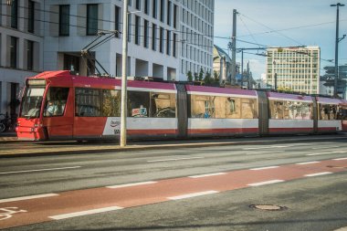 Nuremberg, Almanya, 10 Ekim 2024 Nuremberg 'den gelen bir Alman tramvayı şehir merkezinden geçer. Tramvaylar çok popüler bir modern yoldur ve çok ucuzdur..
