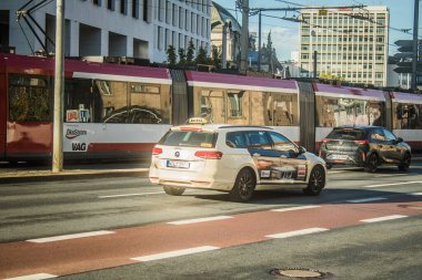 Nuremberg, Almanya, 10 Ekim 2024 Nuremberg 'den bir Alman taksisi şehir merkezinden geçer. Taksiler hızlı dolaşmak için çok popüler ve her zaman ulaşılabilir bir yöntemdir..