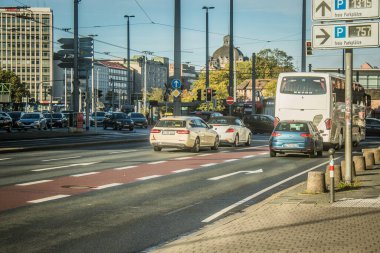 Nuremberg, Almanya, 10 Ekim 2024 Nuremberg 'den bir Alman taksisi şehir merkezinden geçer. Taksiler hızlı dolaşmak için çok popüler ve her zaman ulaşılabilir bir yöntemdir..