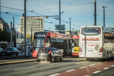 Nuremberg, Almanya, 10 Ekim 2024 Nuremberg 'den gelen bir Alman tramvayı şehir merkezinden geçer. Tramvaylar çok popüler bir modern yoldur ve çok ucuzdur..