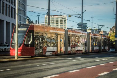 Nuremberg, Almanya, 10 Ekim 2024 Nuremberg 'den gelen bir Alman tramvayı şehir merkezinden geçer. Tramvaylar çok popüler bir modern yoldur ve çok ucuzdur..