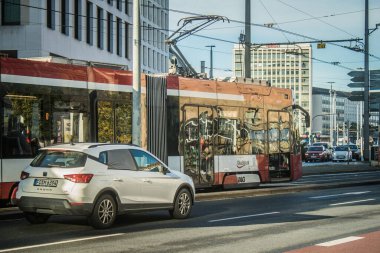 Nuremberg, Almanya, 10 Ekim 2024 Nuremberg 'den bir Alman taksisi şehir merkezinden geçer. Taksiler hızlı dolaşmak için çok popüler ve her zaman ulaşılabilir bir yöntemdir..