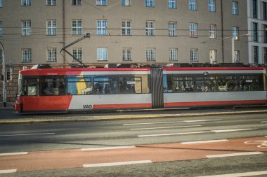 Nuremberg, Almanya, 10 Ekim 2024 Nuremberg 'den gelen bir Alman tramvayı şehir merkezinden geçer. Tramvaylar çok popüler bir modern yoldur ve çok ucuzdur..