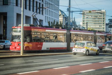 Nuremberg, Almanya, 10 Ekim 2024 Nuremberg 'den gelen bir Alman tramvayı şehir merkezinden geçer. Tramvaylar çok popüler bir modern yoldur ve çok ucuzdur..