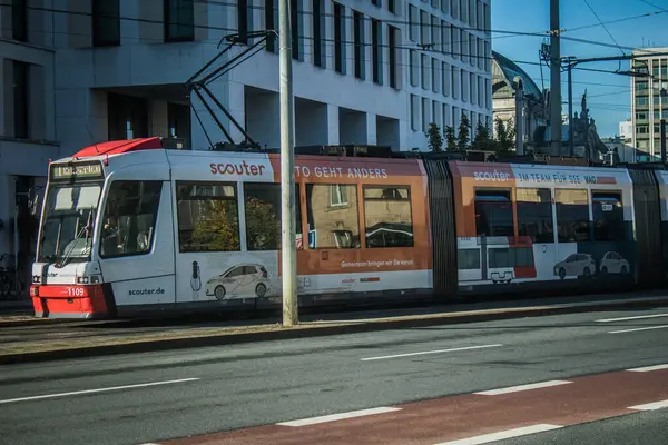 Nuremberg, Almanya, 10 Ekim 2024 Nuremberg 'den gelen bir Alman tramvayı şehir merkezinden geçer. Tramvaylar çok popüler bir modern yoldur ve çok ucuzdur..