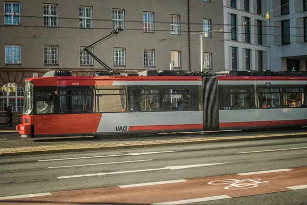 Nuremberg, Almanya, 10 Ekim 2024 Nuremberg 'den gelen bir Alman tramvayı şehir merkezinden geçer. Tramvaylar çok popüler bir modern yoldur ve çok ucuzdur..