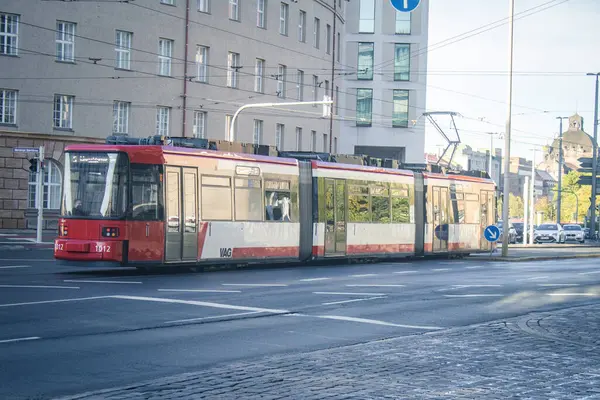 Nuremberg, Almanya, 10 Ekim 2024 Nuremberg 'den gelen bir Alman tramvayı şehir merkezinden geçer. Tramvaylar çok popüler bir modern yoldur ve çok ucuzdur..