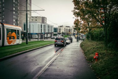 Reims, Fransa, 17 Ekim 2024 Cityscape ve Reims caddeleri, kuzeydoğu Fransa 'da bir şehir ve 12. en kalabalık şehir. Modern ve antik mimari şehir merkezinin sokaklarını oluşturur..