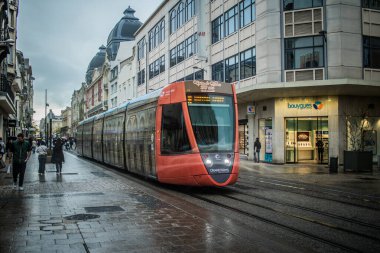 Reims, Fransa, 17 Ekim 2024. Reims şehrinden gelen bir Fransız tramvayı şehir merkezinden geçiyor. Tramvaylar çok popüler bir modern yoldur ve çok ucuzdur..