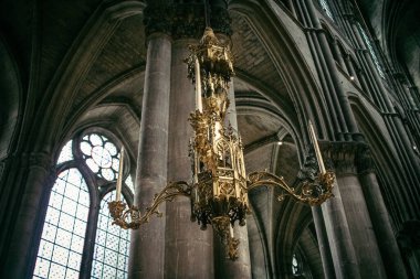 Reims, Fransa, 17 Ekim 2024 Notre Dame de Reims Katedrali. Bu büyük katedral vitray pencereleri ve Gotik oyma portallarıyla tanınır. Tüm Fransız kralları Katedral 'de taç giydi..