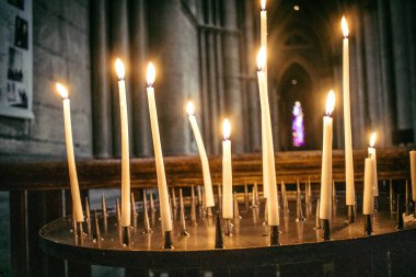 Reims, Fransa, 17 Ekim 2024 Notre Dame de Reims Katedrali. Bu büyük katedral vitray pencereleri ve Gotik oyma portallarıyla tanınır. Tüm Fransız kralları Katedral 'de taç giydi..